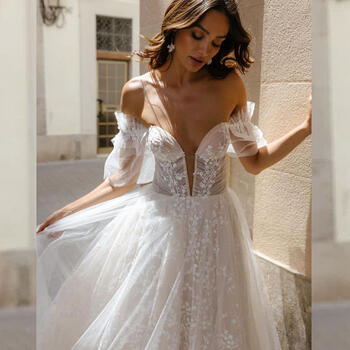 Off the Shoulder Appliques Lace Tulle A-line Wedding Dress for Women A-line Court Illusion Wedding Gown vestidos de novia