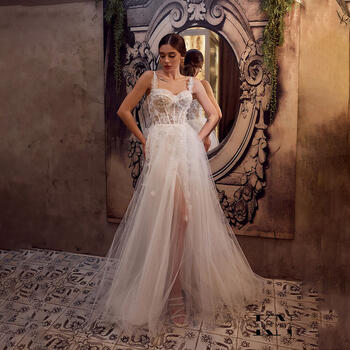 Elegant Spaghetti Straps Appliques Lace Tulle Wedding Dress A-line Court Illusion Wedding Gown with Side Slit vestidos de novia